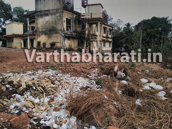 ಕುಂಬಳೆ : ಪಂಚಾಯತು ಆವರಣದಲ್ಲೇ ಕಸದ ರಾಶಿ, ನಿರ್ಲಕ್ಷ್ಯ